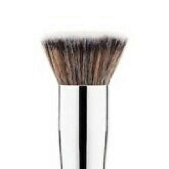 - Kabuki Brush - Picture 2 of 4